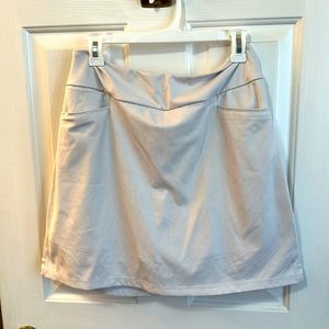 Women's Adidas white skort / tennis skirt. Size ML Medium Large